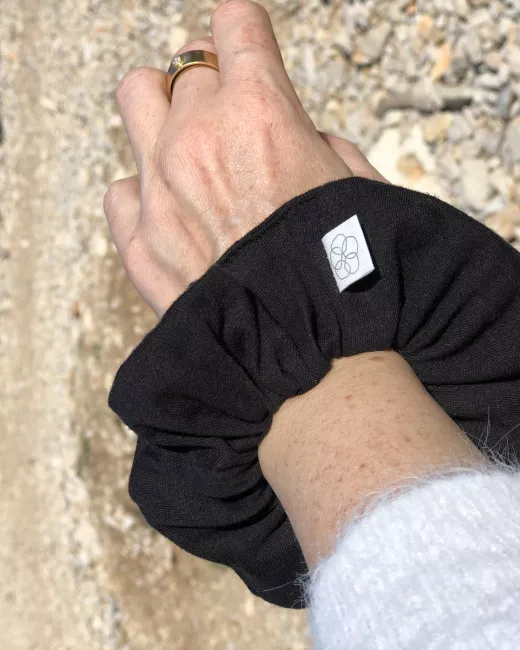 Black scrunchie made from 100% organic cotton jersey Black scrunchie made from 100% organic cotton jersey