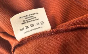 Comment lire les étiquettes des vêtements et bien les entretenir : Guide pratique