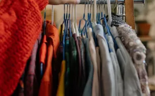 Vêtements éthiques de seconde main : Une alternative durable avec L’Envol du Colibri