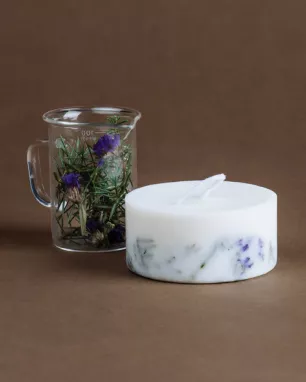 the MUNIO - Bougie à la cire de soja :  JUNIPER & LIMONIUM