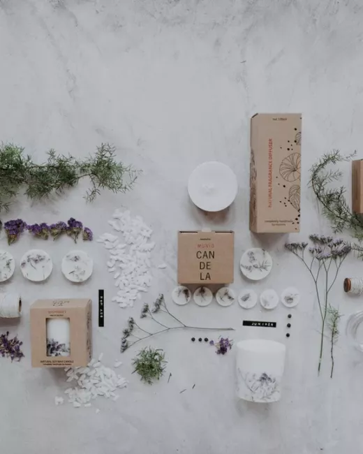 the MUNIO - Bougie à la cire de soja :  JUNIPER & LIMONIUM the MUNIO - Bougie à la cire de soja :  JUNIPER & LIMONIUM