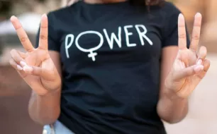 Mode et féminisme : quand les vêtements engagés cachent une réalité dérangeante.